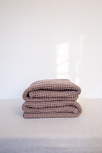 Load image into Gallery viewer, Linen Waffle Hand Towel in Cocoa