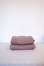 Load image into Gallery viewer, Linen Waffle Bath Towel in Cocoa
