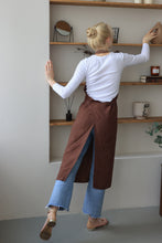 Load image into Gallery viewer, 100% Linen Italian Apron in Chocolate
