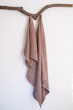 Load image into Gallery viewer, Linen Waffle Bath Towel in Cocoa
