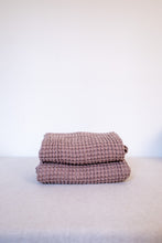 Load image into Gallery viewer, Linen Waffle Bath Towel in Cocoa
