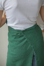 Load image into Gallery viewer, 100% Linen Italian Apron in Pine Green
